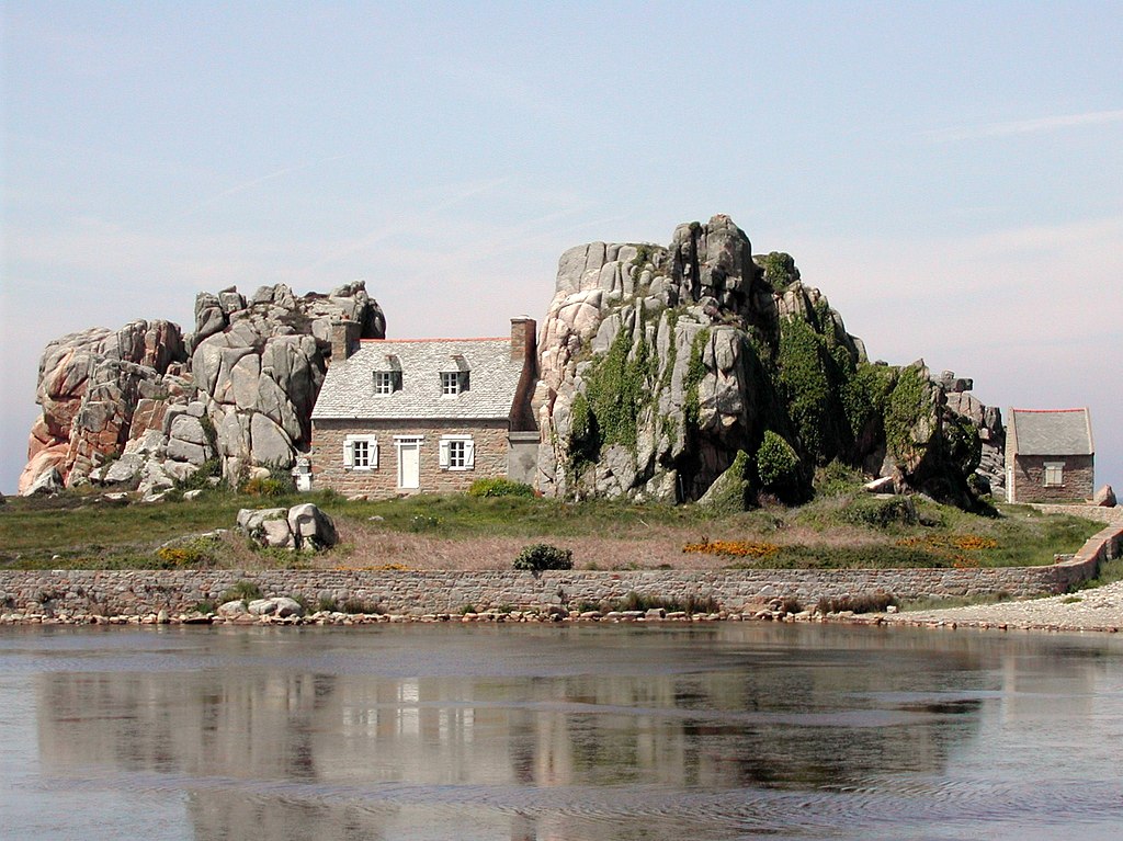 Maison entre les rochers Plougrescant